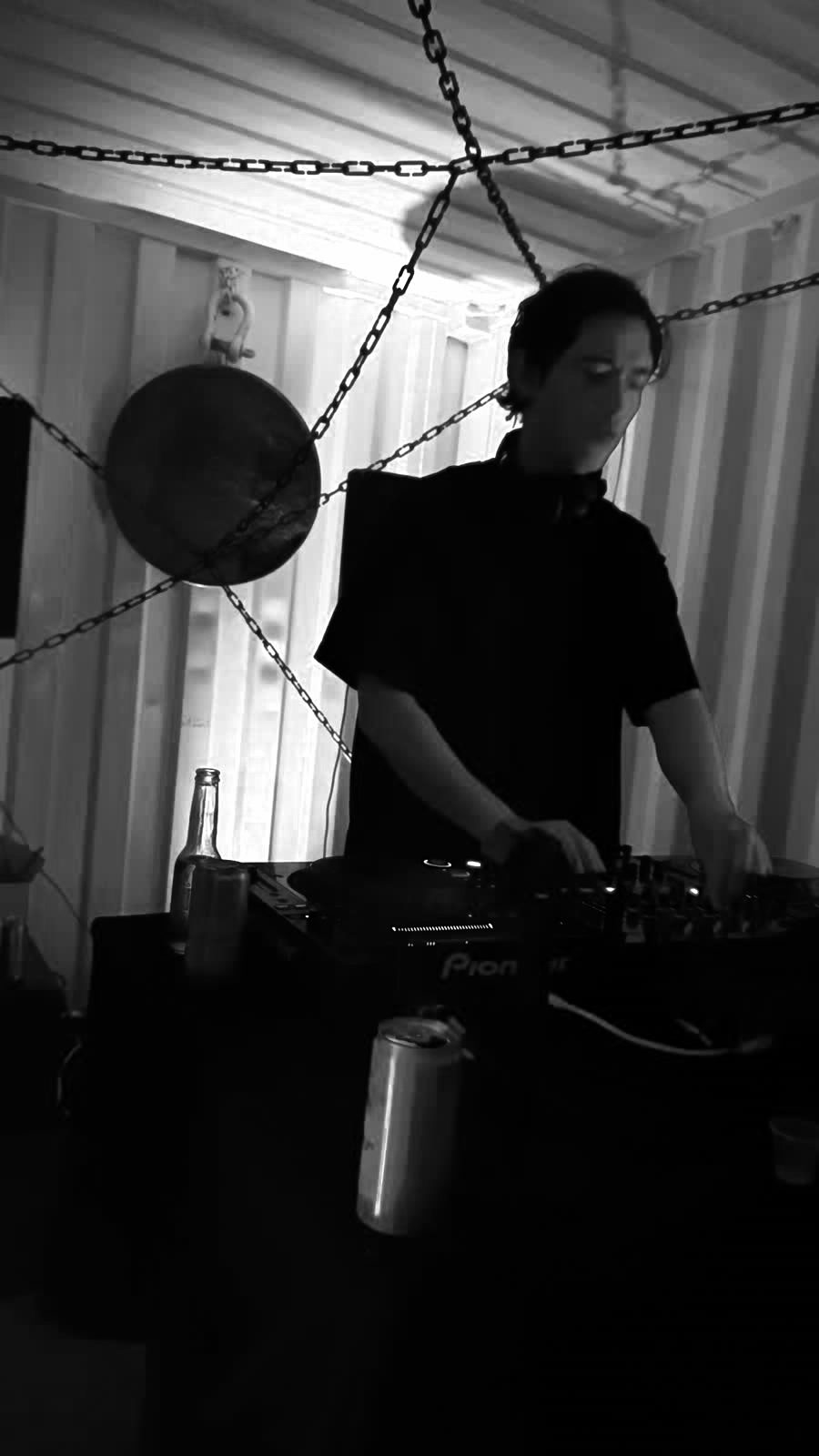 EXCESS en la cabina del container, bajo las cadenas
