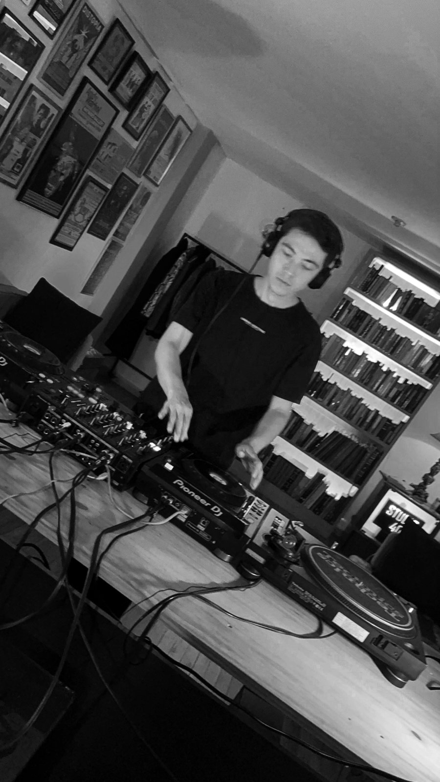 EXCESS mezclando en su estudio