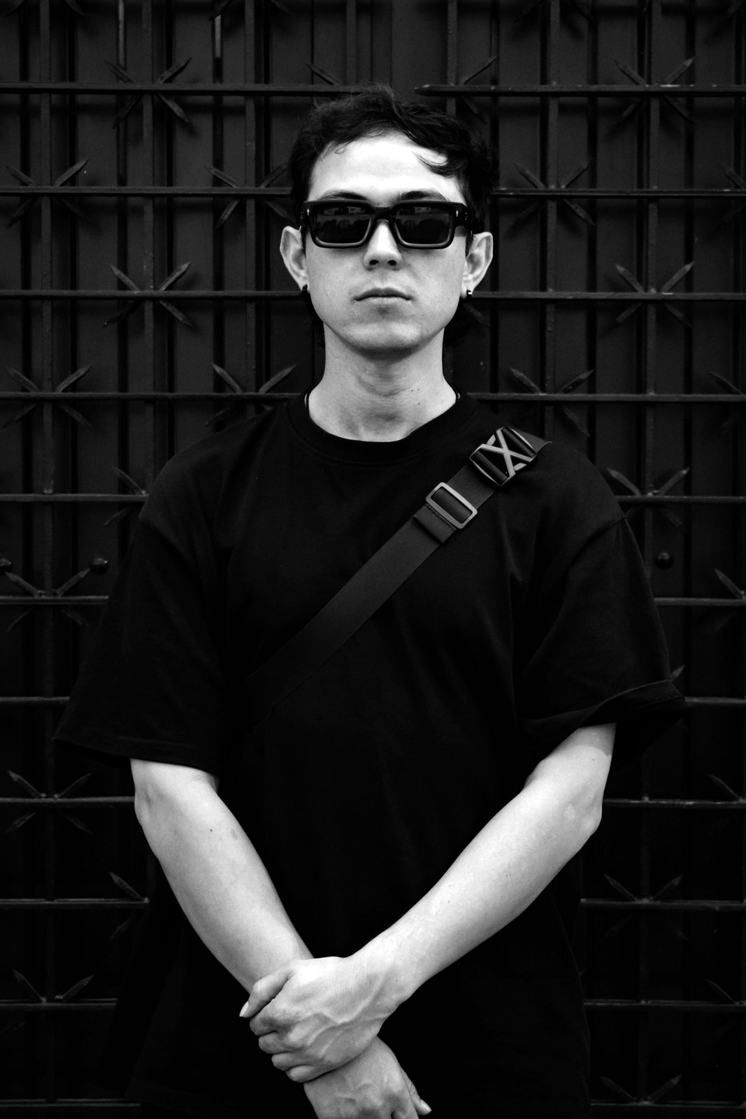 Retrato de EXCESS con gafas oscuras