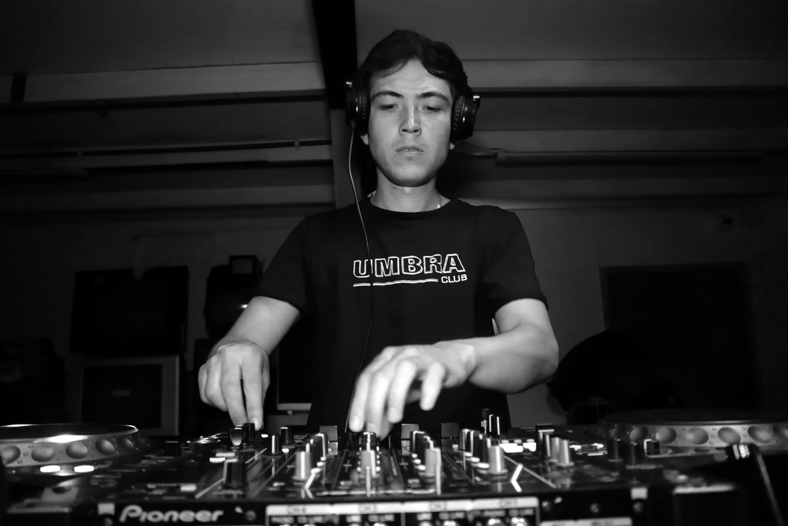 Las manos de EXCESS sobre el mixer